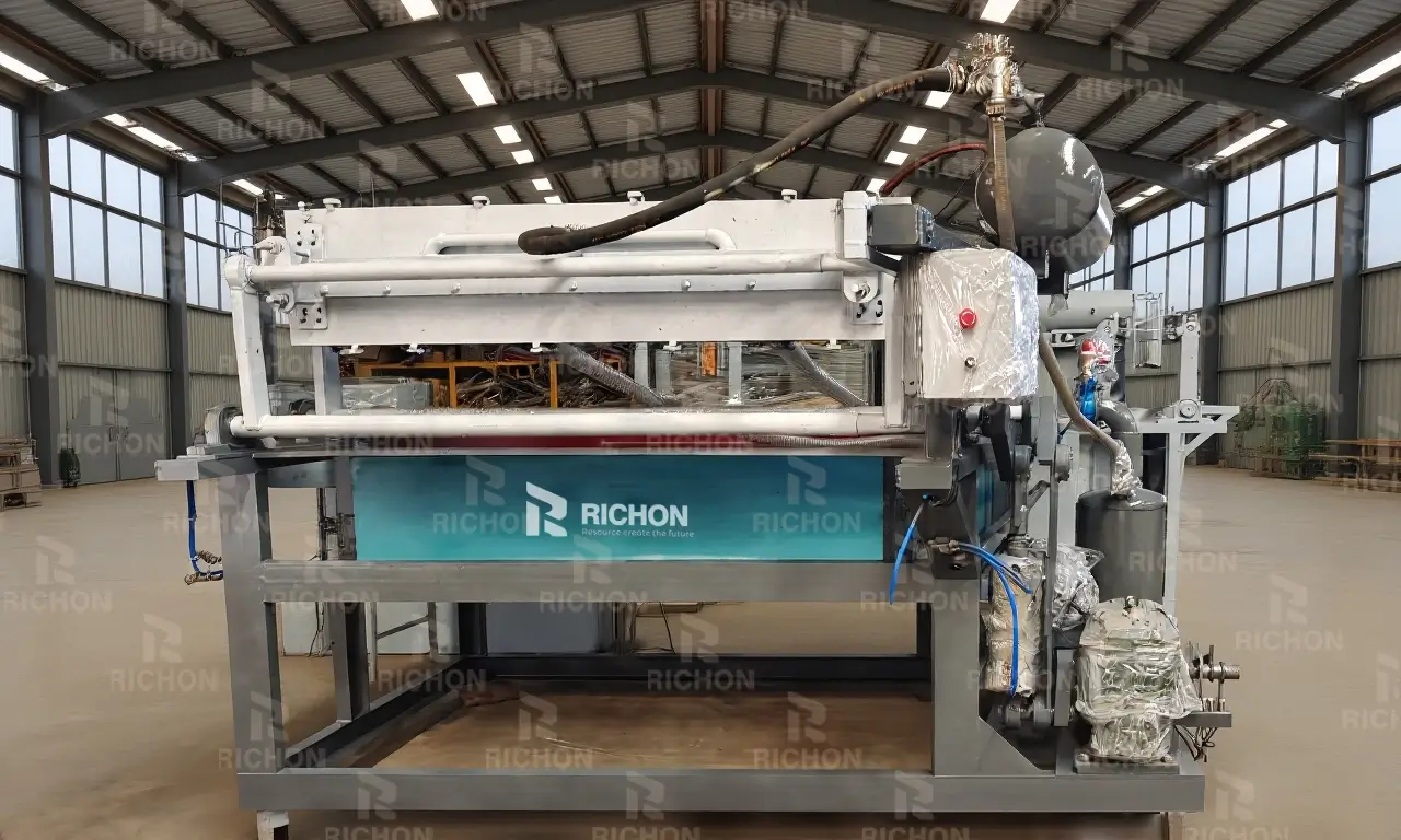 The 1000 pieces/hour egg tray machine is suitable for family farms or small egg processors. It requires little investment and can meet daily packaging needs.