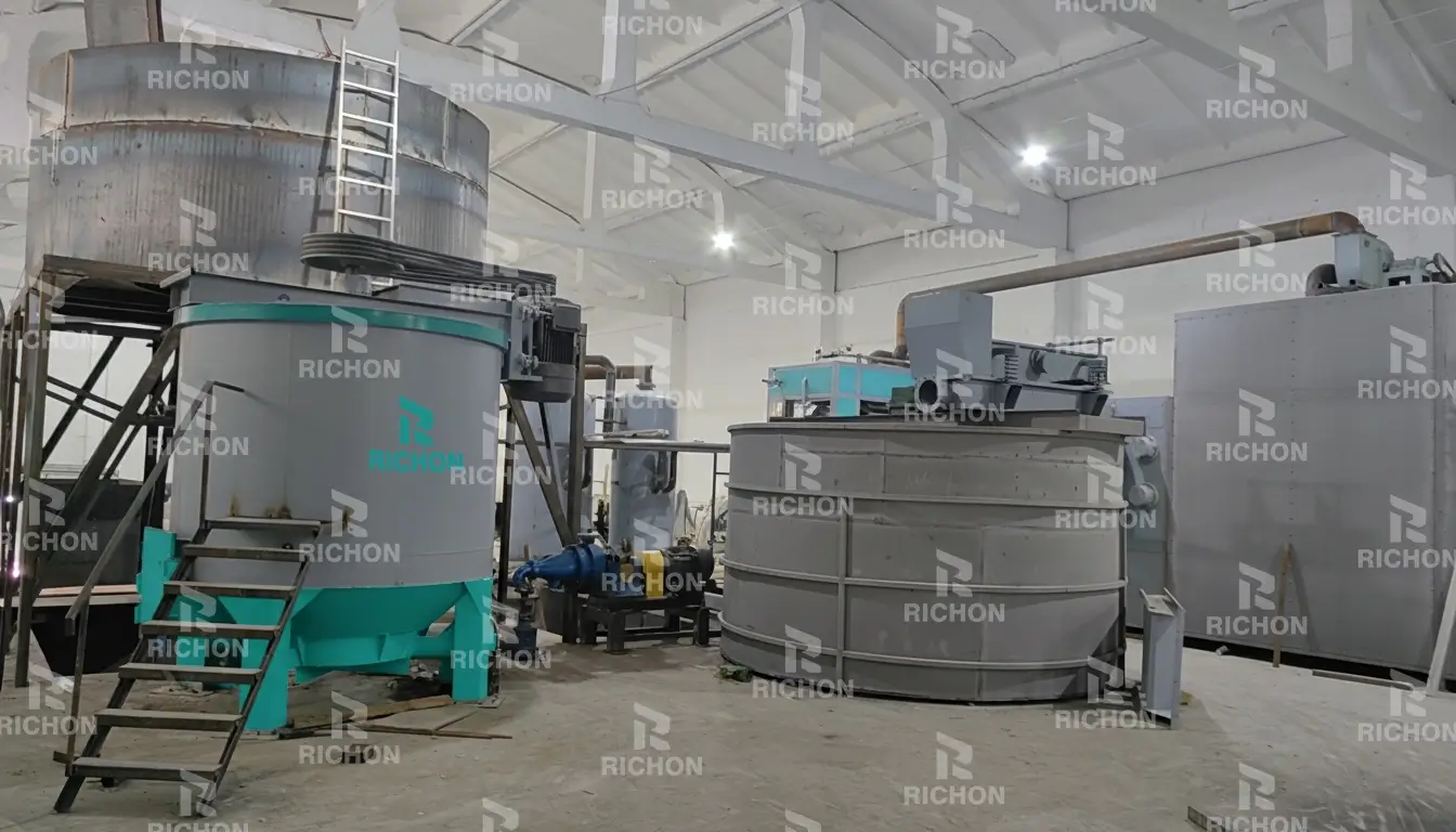 Waste paper pulping equipment including hydrapulper and high-consistency cleaner for egg tray production
