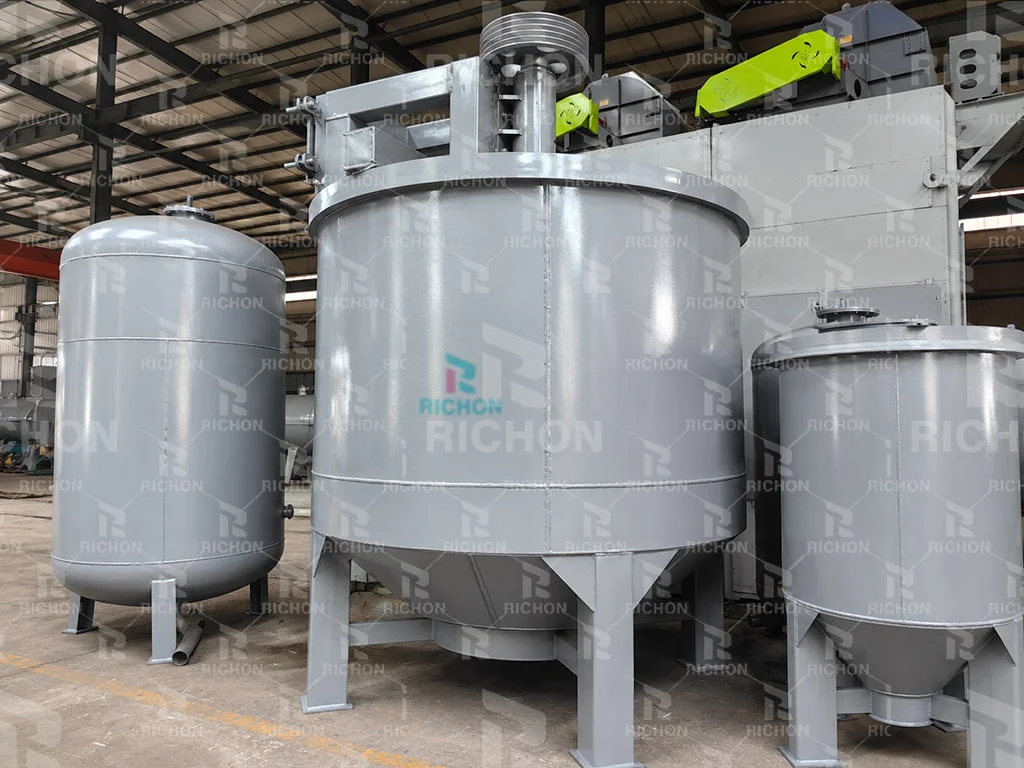 Hydraulic pulper and pulp tanks for waste paper pulping in a paper egg tray manufacturing machine line
